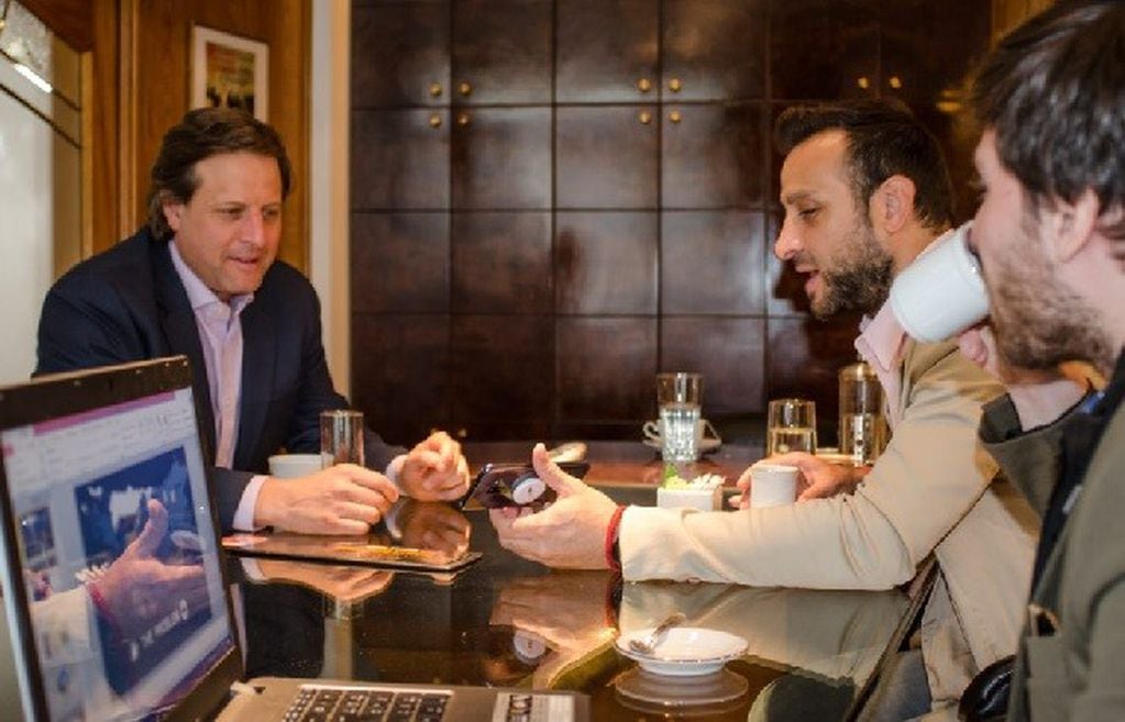 Alejandro Suvire le detalla aspectos particulares de la Camilla Inteligente al Cónsul de Israel en Mendoza, Andrés Ostropolsky.