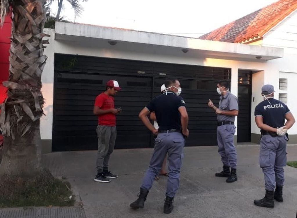 Con camionetas recorriendo y algunos puestos fijos se refuerza la vigilancia. Pese a esto, se advierte que muchas personas no asumen el riesgo de romper la cuarentena.