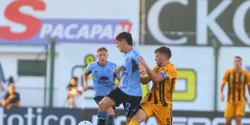 Ulises Sánchez, de Belgrano se la lleva ante Alessandroni, volante de Mitre en partido por Copa Argentina