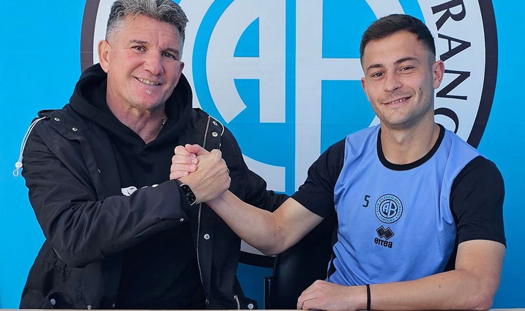 Artime y Longo, juntos tras la firma del contrato (Foto: Belgrano).