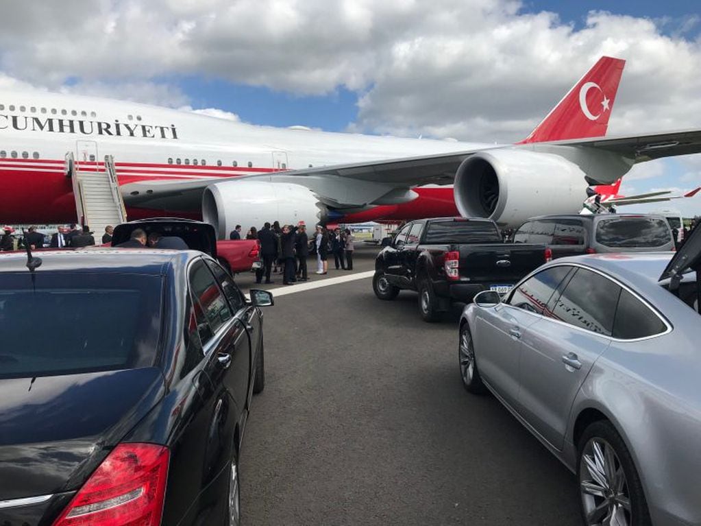 Despedida de la delegación turca en el aeropuerto