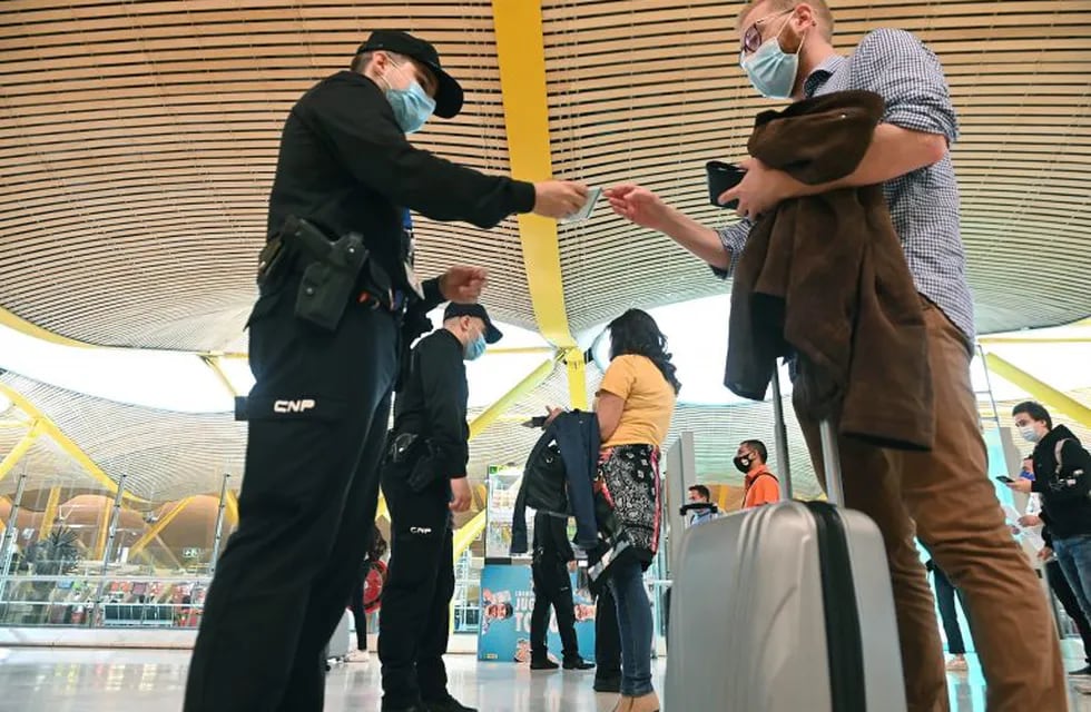 Agentes de la Policía Nacional controlan el acceso a la T-4 del Aeropuerto Adolfo Suárez Madrid-Barajas. EFE/Fernando Villar