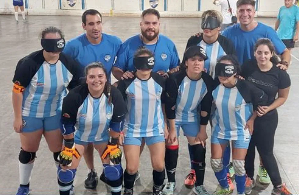 El equipo de fútbol femenino para ciegas de Petroleros disputó oficialmente su primer partido, marcando un hito en la historia del deporte de Mendoza.