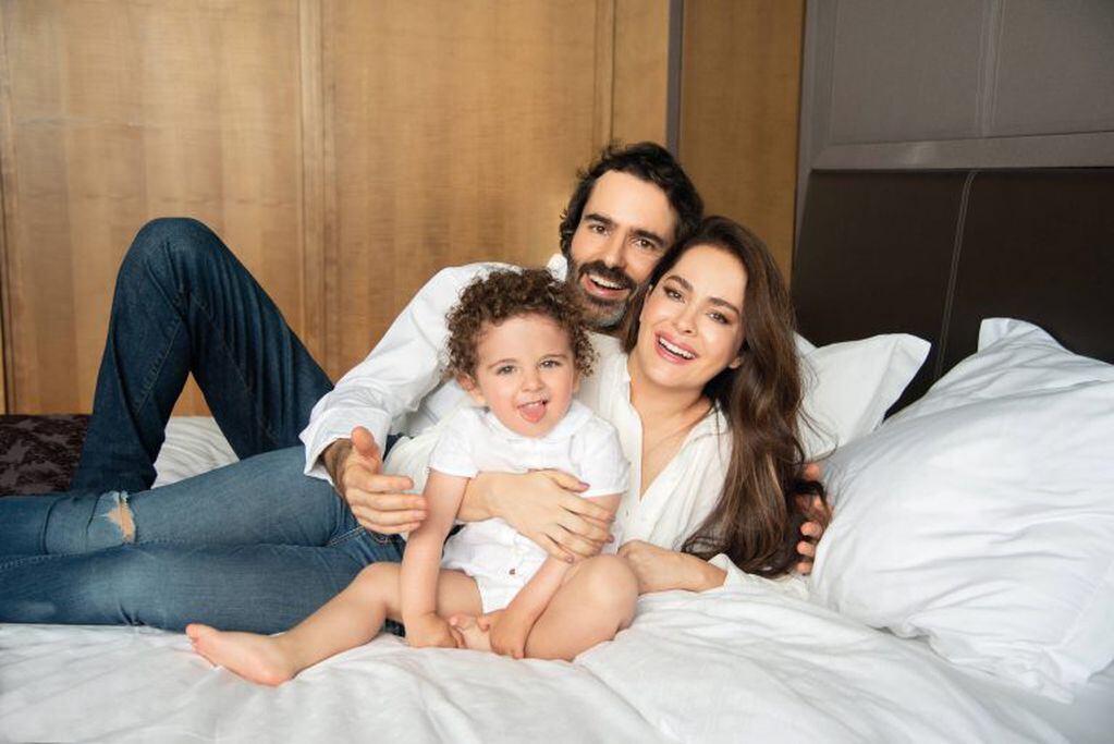 Danna García junto  a su esposo y a su hijo. (web)