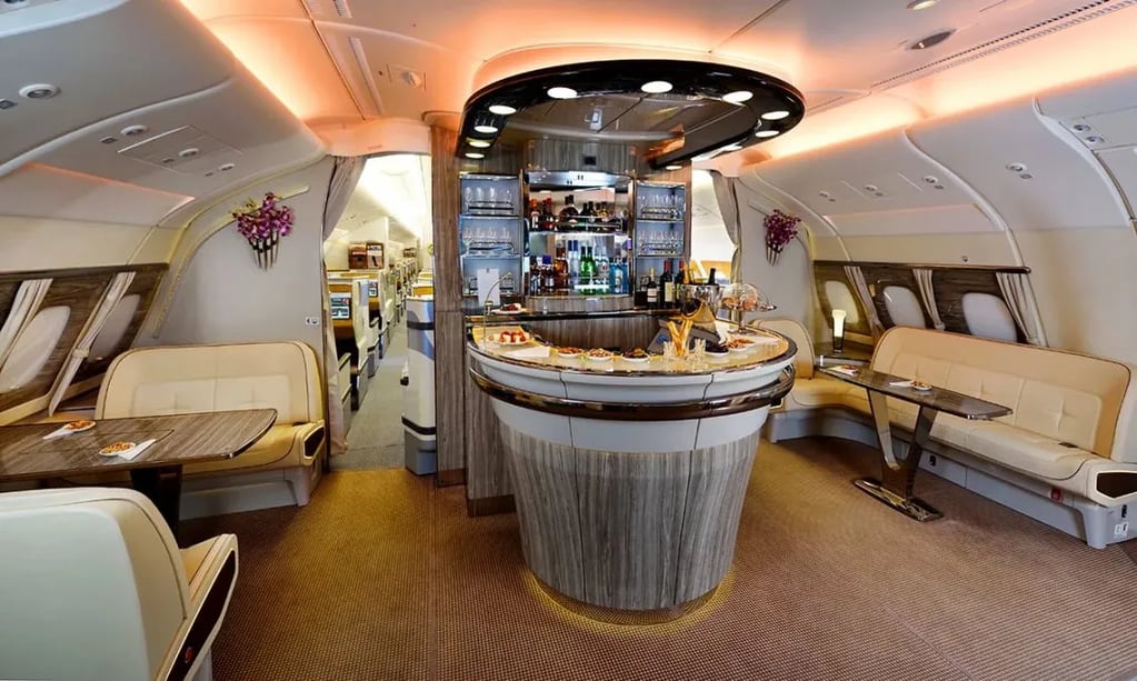 El Airbus A380 cuenta con una sala VIP con un bar.