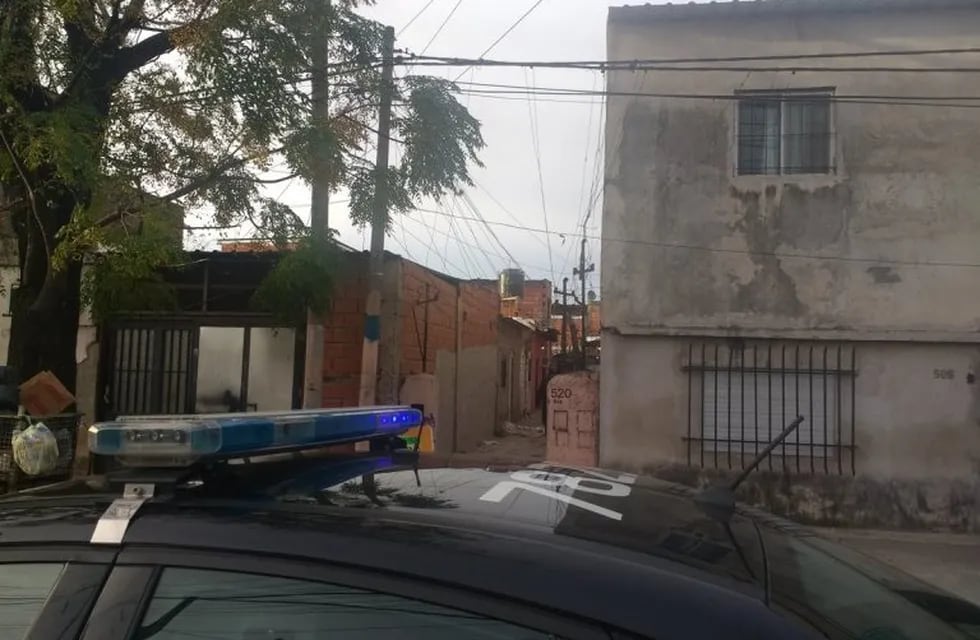 Los sospechosos barretearon la puerta en Güiraldes al 500 bis. (@belitaonline)
