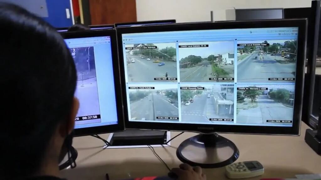 El centro de monitoreo del servicio 911 analiza el registro de las cámaras de seguridad del barrio Islas Malvinas, en Jujuy, en busca de pistas sobre los movimientos de la joven Gabriela Mendoza.