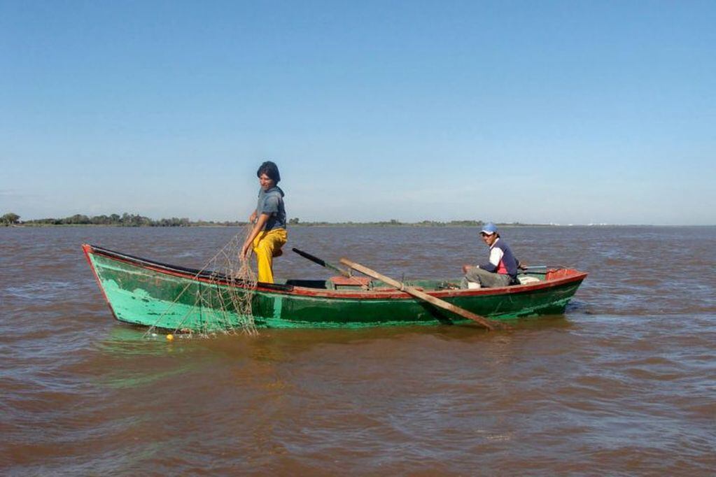 Corrientes prohibió la actividad pesquera.