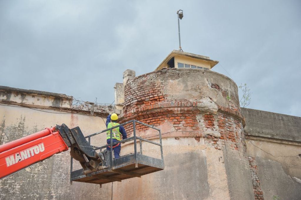 Además de demoler el muro exterior de la cárcel de barrio San Martín se hará una restauración de la estructura original.