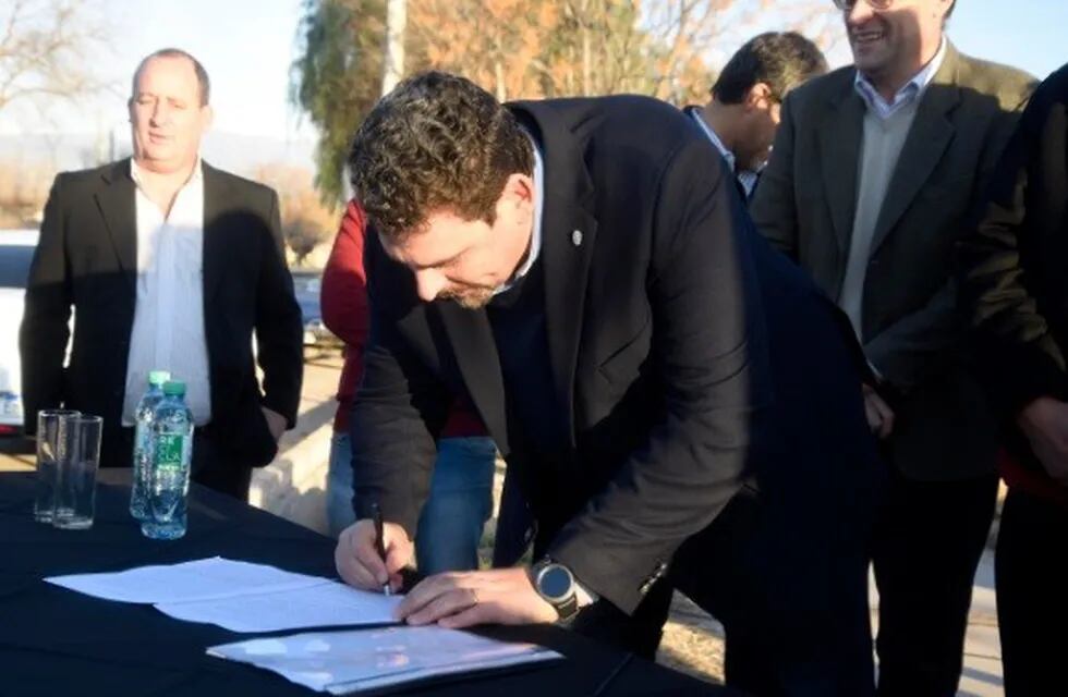 El ministro de Economía, Infraestructura y Energía, Martín Kerchner firma el acuerdo.
