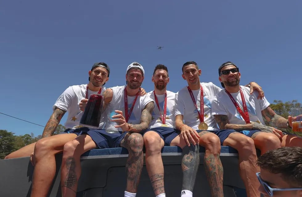 Leandro Paredes, Rodrigo de Paul, Lionel Messi, Ángel Di María y Nicolás Otamendi participaron de la caravana de la Selección Nacional desde Ezeiza.