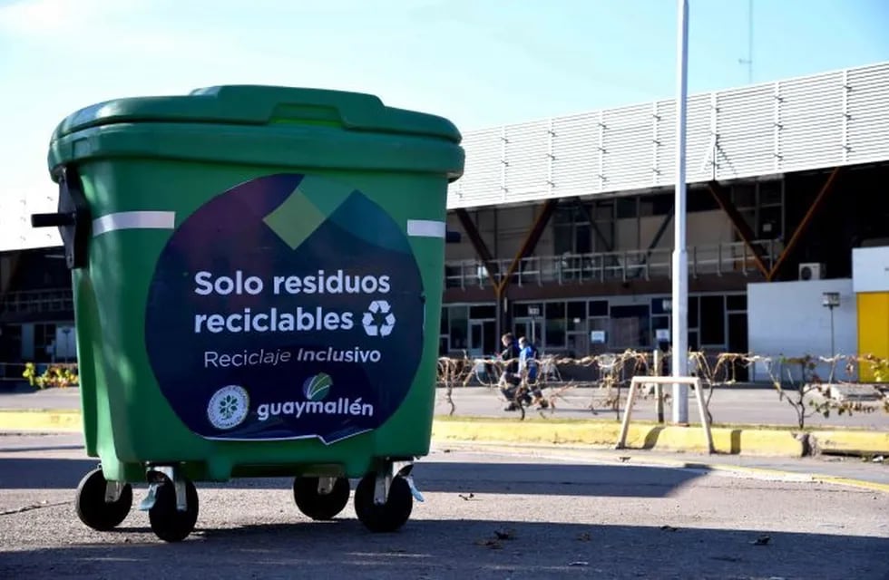 Uno de los tantos contenedores colocados en los laterales de la Terminal Mendoza para residuos reciclables. Gentileza MG