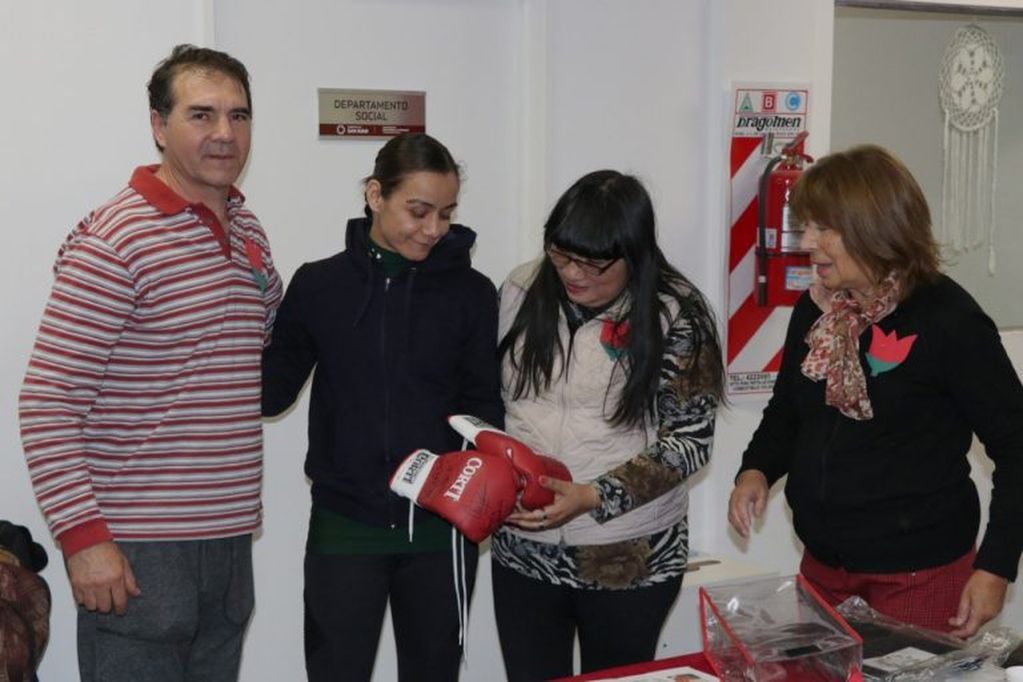 Cecilia Román, campeona del mundo de boxeo,  regaló unos guantes firmados por ella, Leonela Yúdica, la Tigresa Acuña y Yésica Boop.