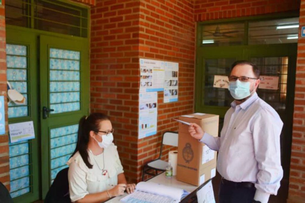 PASO 2021 en Misiones | El actual diputado nacional, Diego Sartori votó en Leandro N. Alem.