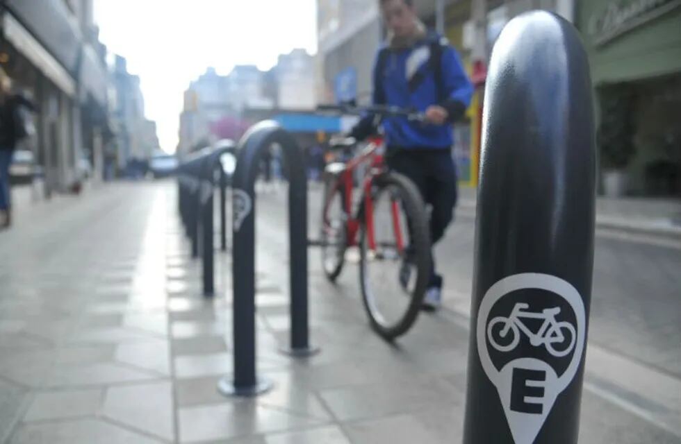 Los primeros estacionamientos para “atar” la bici ya se instalaron en Deán Funes al 200.
