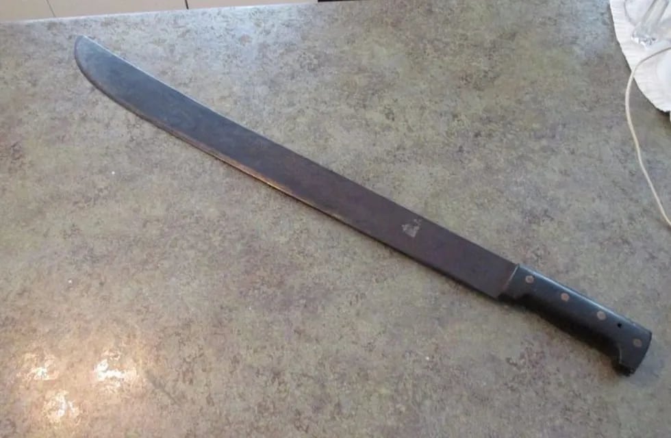 La policía secuestró un machete que fue empleado por el atacante para lesionar a su cuñada. (Archivo)