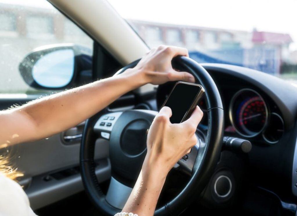 Entre las faltas gravísimas más recurrentes cometidas por los conductores está el uso del celular.