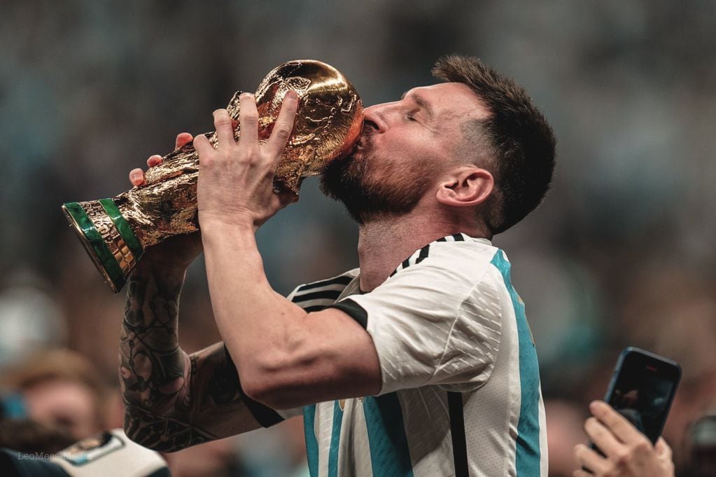 La foto más deseada: Lionel Messi besa la copa del mundo.