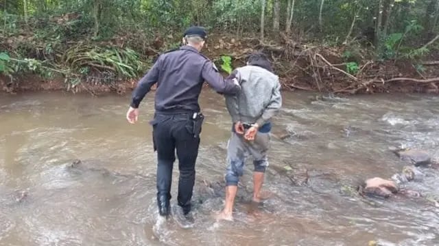 Puerto Rico: intentó escapar por un arroyo tras ser visto merodeando una casa