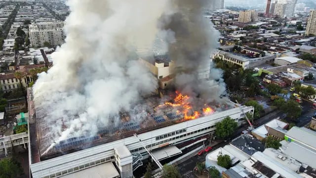 Un impresionante incendio afecta a un hospital en Santiago de Chile