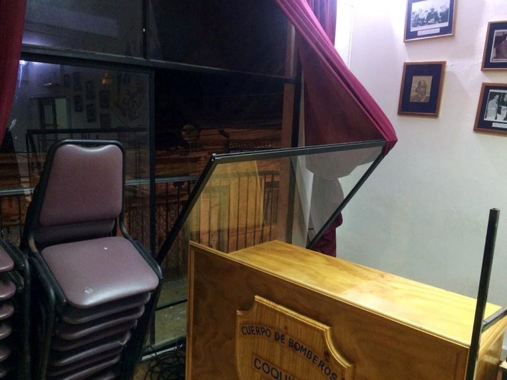 La ventana de una estación de Bomberos, tras el sismo (REUTER)
