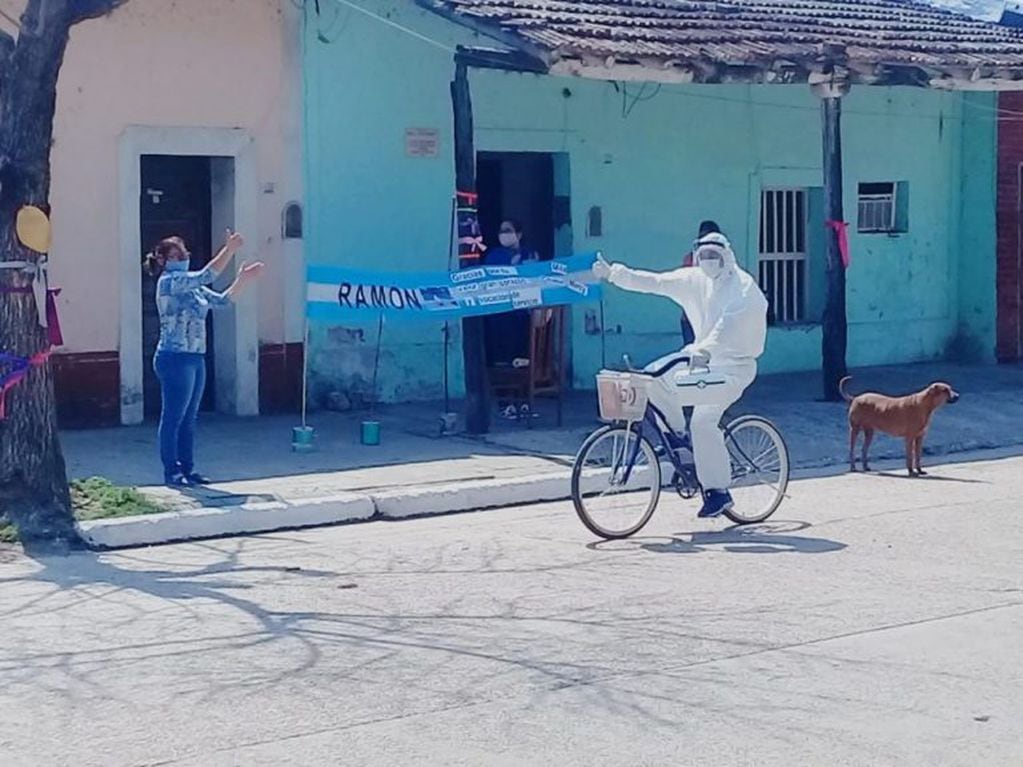 Enfermo recorre el pueblo en bicicleta para asistir a los enfermos de coronavirus.
