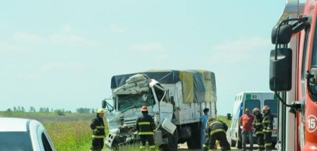 Dos camiones impactaron en Laboulaye y murió un hombre de 27 años.