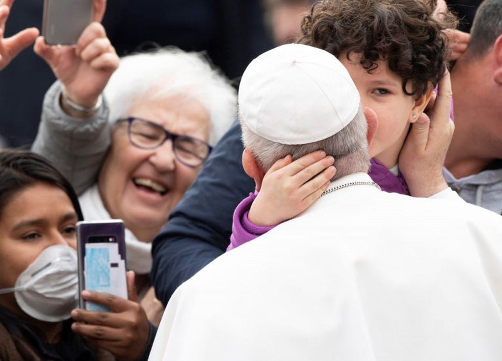 El papa Francisco saluda a varios fieles durante la audiencia general en la Plaza de San Pedro del Vaticano, en Ciudad del Vaticano (EFE/EPA/MAURIZIO BRAMBATTI)