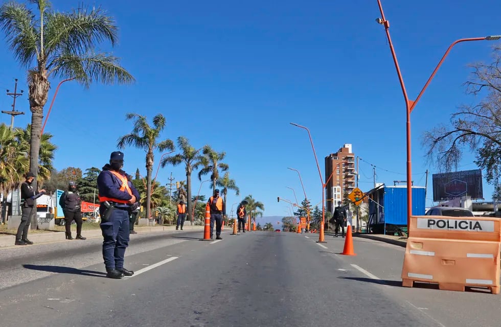 control policial en la  Avenida San Martín (ingreso a Carlos Paz), (La Voz)