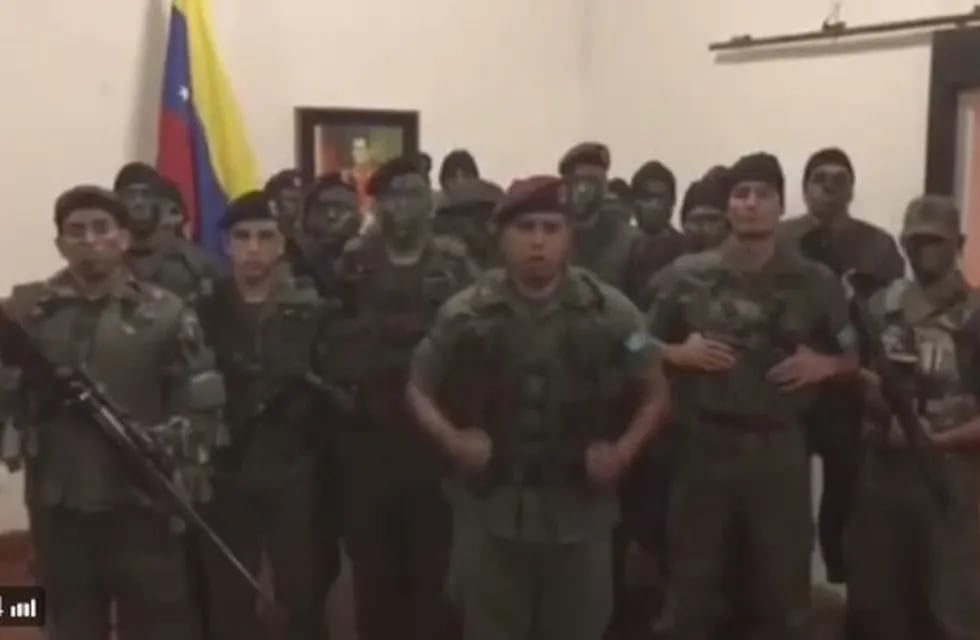CAR802. CARACAS (VENEZUELA), 06/082017.- Captura de un vídeo publicado por la LaOfensiva 113k# de un grupo de militares venezolanos que se sublevó hoy, domingo 6 de agosto de 2017, en el estado de Carabobo (centro-norte de Venezuela). Un grupo de militares del llamado Fuerte Paramacay en el estado de Carabobo (centro-norte de Venezuela) se sublevó hoy, aunque fue reducido por otra facción del Ejército, según informó el dirigente chavista Diosdado Cabello. En un vídeo, unos veinte hombres vestidos de militares y con armas largas acompañan a un portavoz que se identifica como \