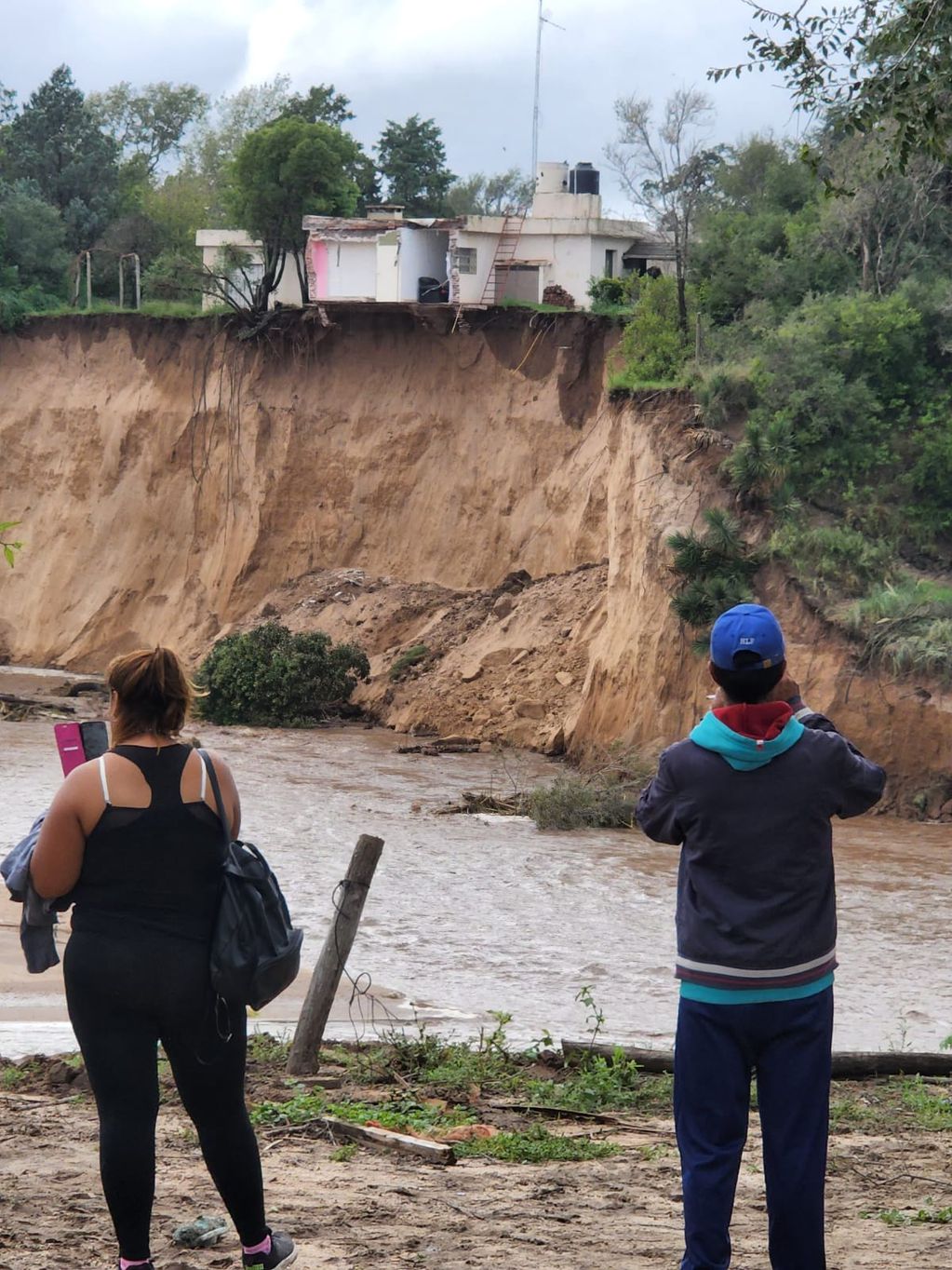 Río Cuarto. La creciente del río produjo daños en la ciudad. Además, muchas familias tuvieron que ser asistidas (Tomy Fragueiro/La Voz).