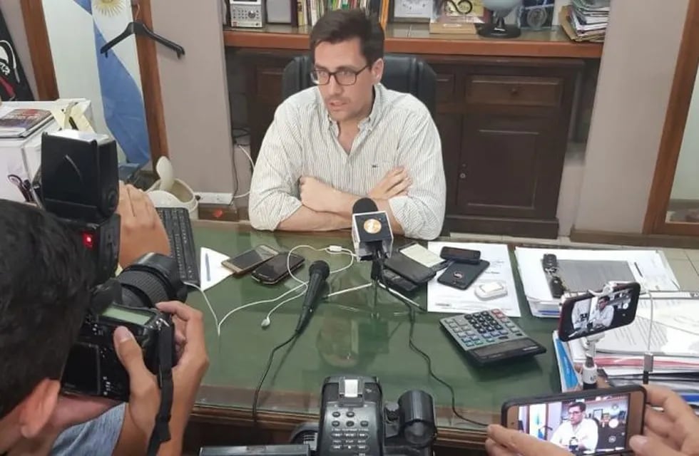 El ministro de educación, Juan Luna, anunció el aumento salarial que será remunerativo y en blanco, otorgándose por cargo