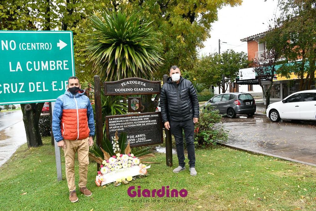 El intendente Omar Ferreyra junto a autoridades locales, colocando un arreglo floral en la plazoleta que lleva el nombre de su fundador, Don Ugolino Giardino.