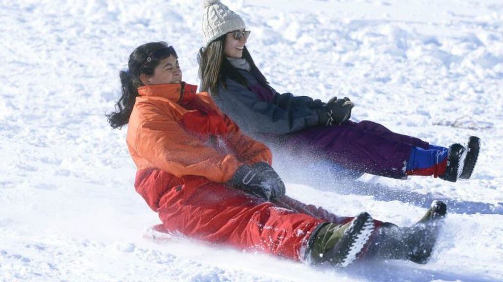 Los turistas se divierten en la nieve