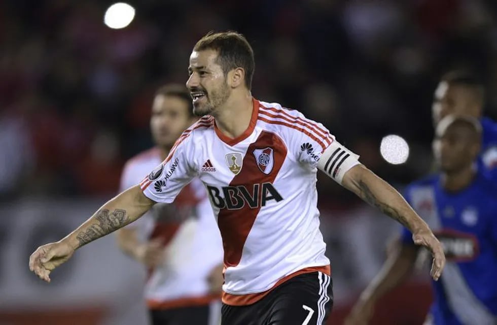 In this file picture taken on May 10, 2017 Uruguayan striker Rodrigo Mora of Argentina's River Plate, celebrates after scoring a penalty against Ecuador's Emelec during their Copa Libertadores Group 3 football match at the Monumental stadium in Buenos Aires. - Mora announced late on January 6, 2019 he is retiring from professional football after accepting that due to physical problems he will not be able to join the preseason with the Copa Libertadores champion River Plate. Mora had undergone hip surgery in June 2017. (Photo by Juan MABROMATA / AFP)  rodrigo mora anuncio retiro del futbol profesional futbol fotos de archivo