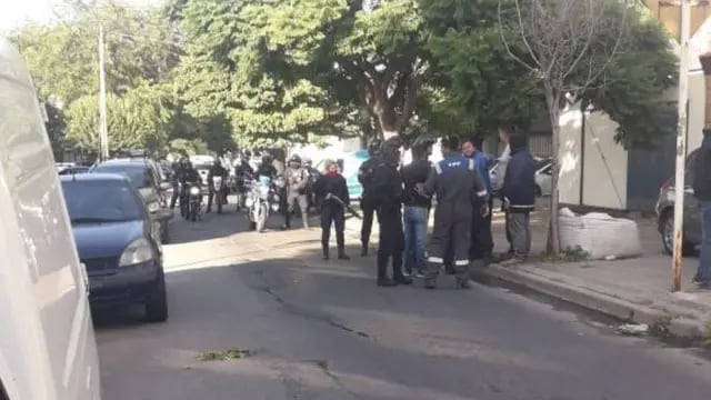 Disturbios entre dos grupos de sindicalistas frente a un colegio en La Plata
