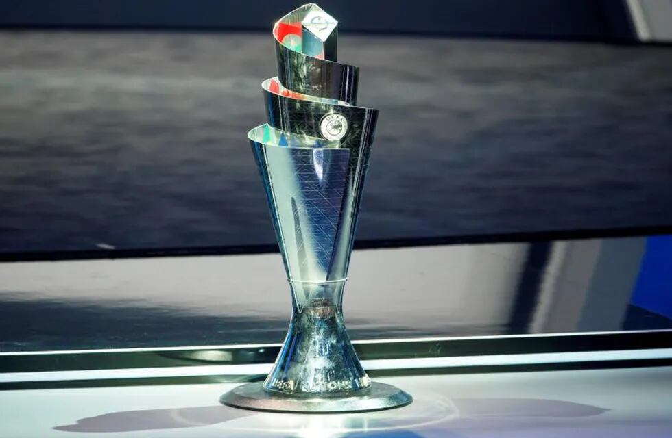 Vista del trofeo de la Liga de Naciones durante el sorteo del torneo en Lausana, Suiza, el 24 de enero de 2018. EFE/Salvatore Di Nolfi