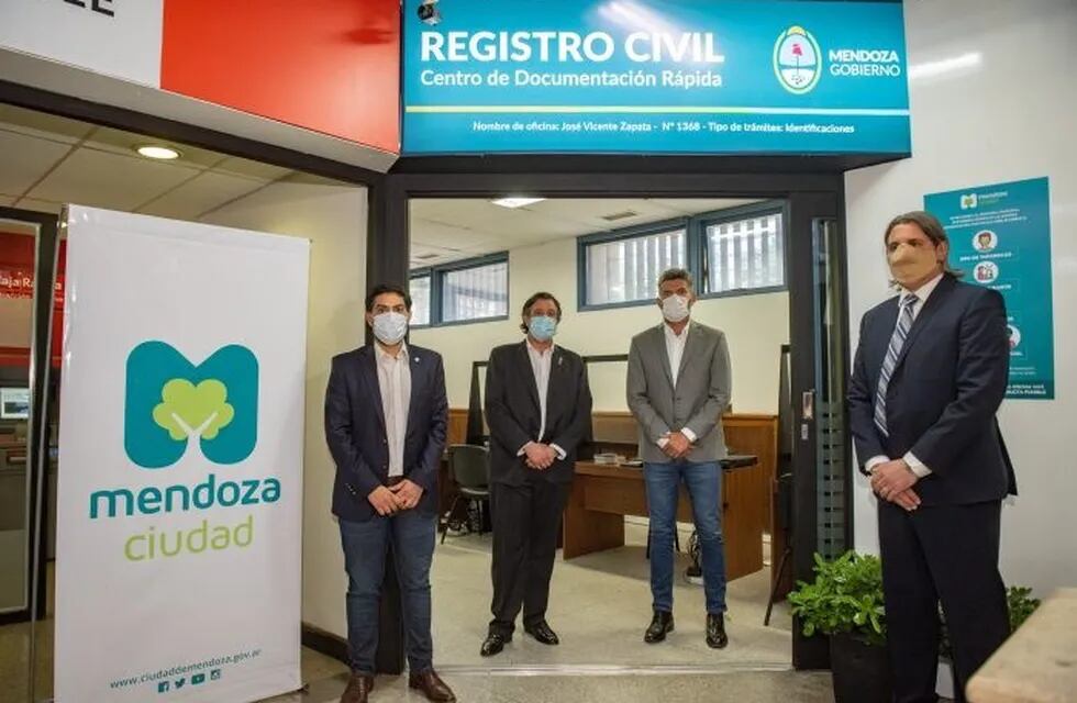 El ministro de Gobierno, el intendente de la Ciudad de Mendoza y el titular del Registro Civil durante la habilitación del nuevo CDR