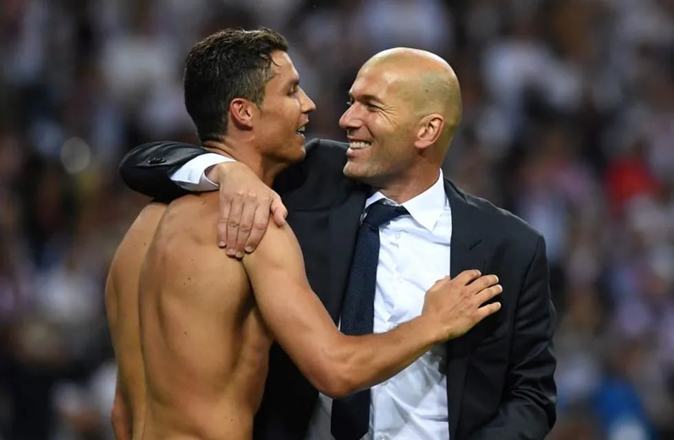 Cristiano Ronaldo y Zinedine Zidane celebran el tricampeonato de Champions League. / AFP PHOTO / GERARD JULIEN