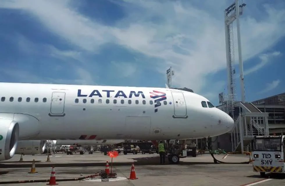 Latam dejará de volar en Argentina y discutirá con el Gobierno la desvinculación de 1.700 empleados. (DPA)