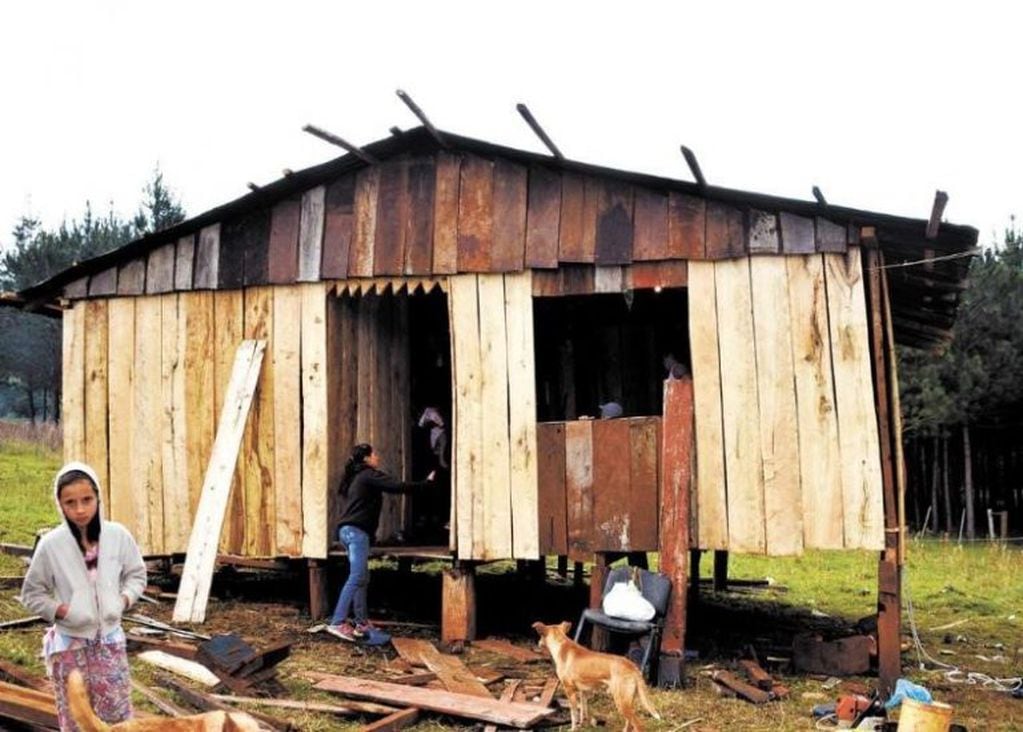 La familia consiguió aserrar madera para comenzar la construcción de una nueva casa. (Fuente: El Territorio).