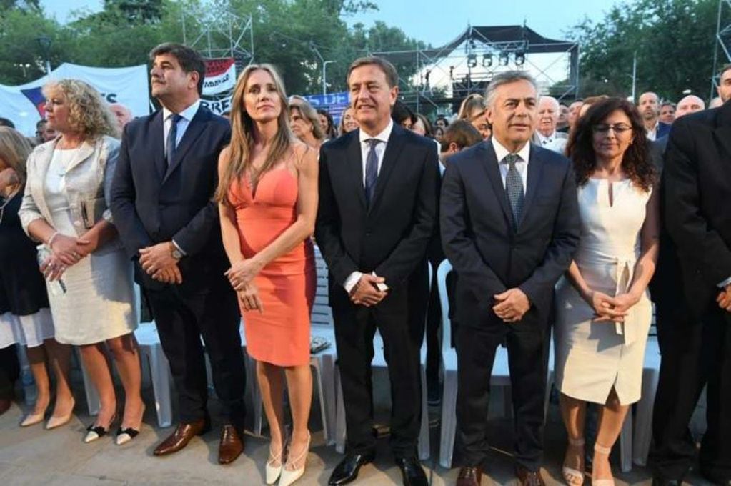 El día de la asunción de Suarez. Al centro de la imagen los gobernadores entrante y saliente, y a los costados sus respectivas esposas.