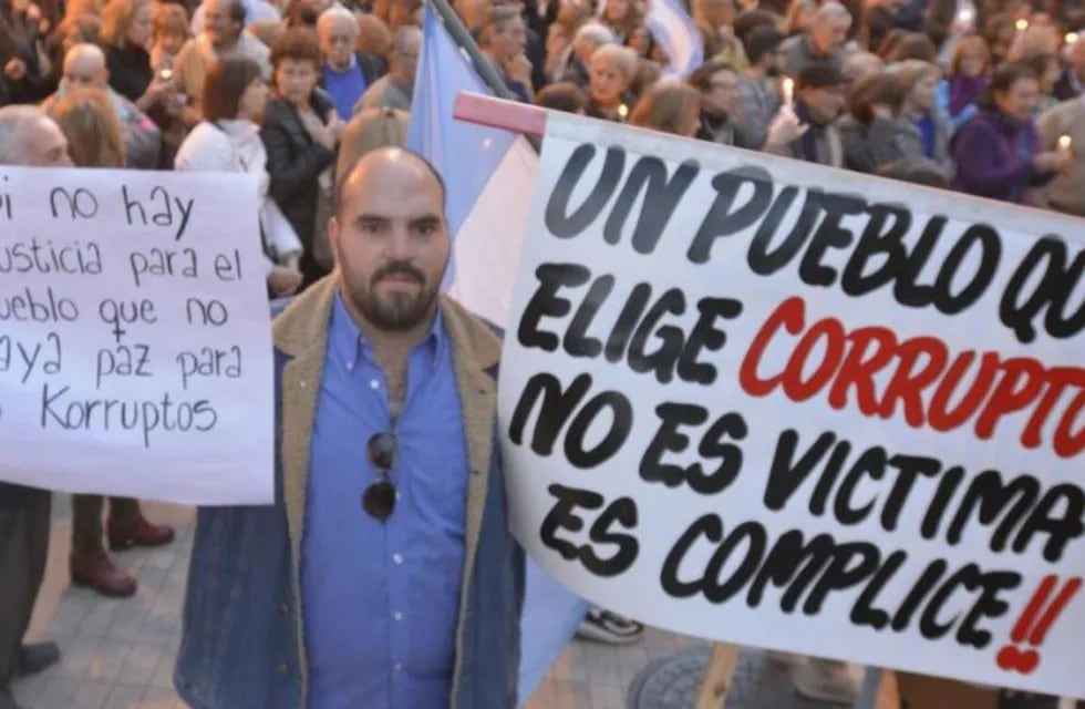 En la esquina de Peatonal Sarmiento y San Martín, los manifestantes se hicieorn eco de la convocatoria nacional que tenía el lema \