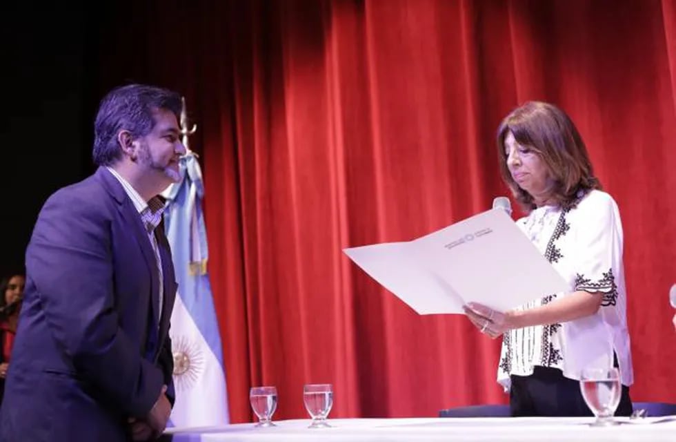 Susana Montaldo toma juramento a Salazar.
