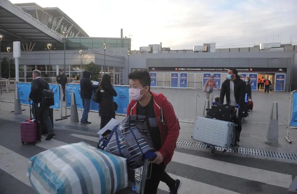 Arribo de pasajeros en el Aeropuerto Internacional de Ezeiza.