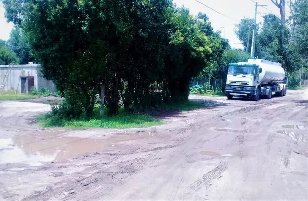 Este camión provee de agua a los vecinos de Valle Alegre
