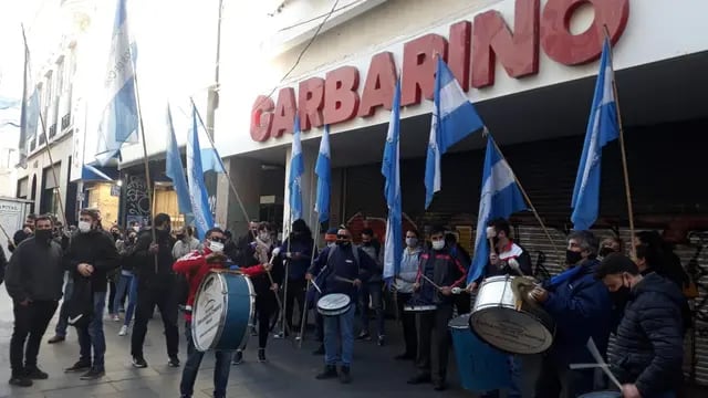Protesta de Empleados de Comercio frente a Garbarino en Rosario