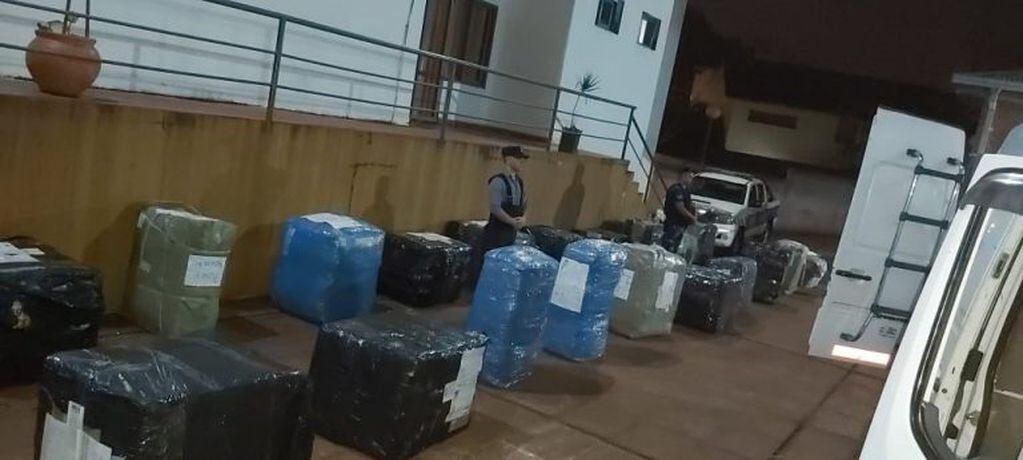 Anoche decomisaron un cargamento ilegal de importante valor en el barrio Santa Rosa de Iguazú.