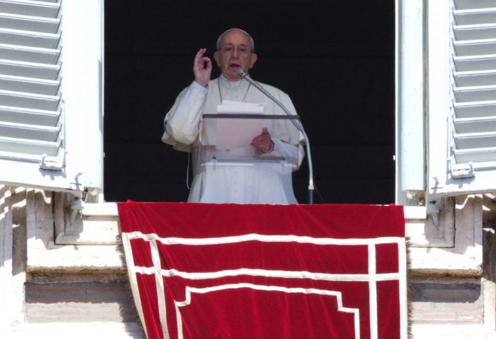 El Papa durante la misa celebrada este lunes. (Foto: REUTER)