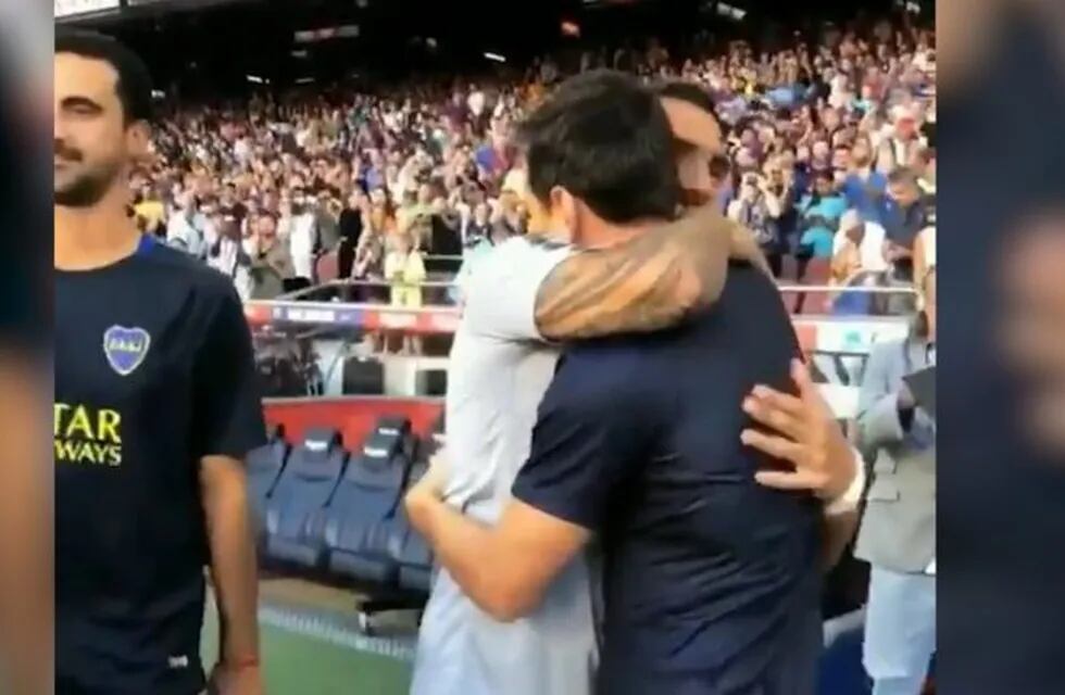 El abrazo entre Tevez y Messi